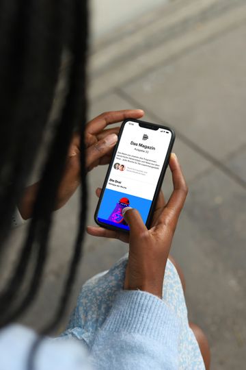 Eine Frau liest auf ihrem Smartphone eine Ausgabe des Deutschlandfunk-Newsletters.