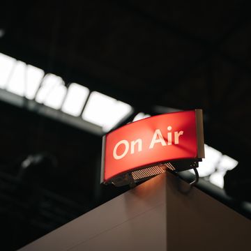 Ein rotes, beleuchtetes Schild auf dem „On Air“ steht.