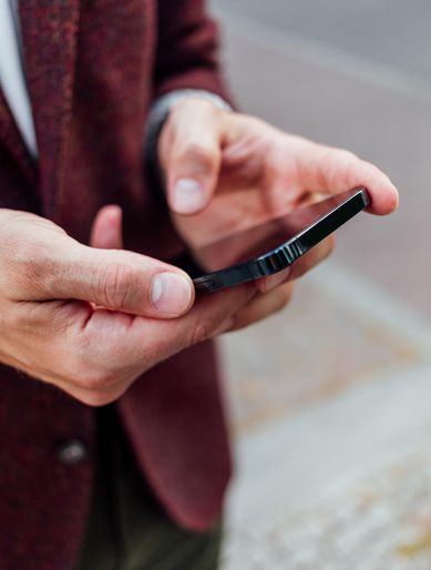 Ein Mann bedient sein Smartphone.